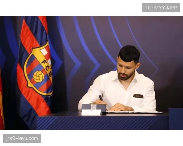 阿圭罗技术全面性再现，树立现代前锋新标杆