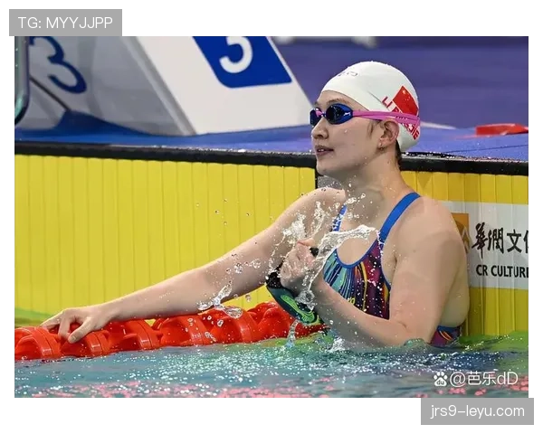 李冰洁泳池里冷面铁人，街边买包笑成小富婆，我就甘拜下风